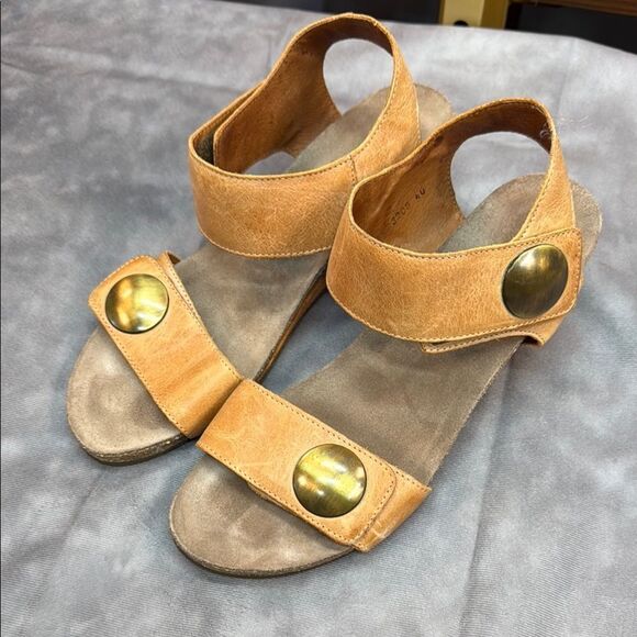 Taos Footwear Tan and Gold Sandals with Ankle Strap - Picture 1 of 7